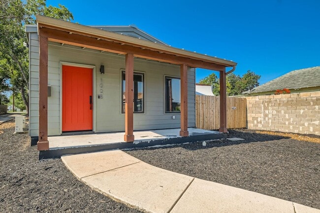 Building Photo - Home with Guest Suite