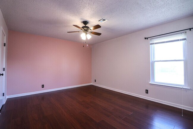 Building Photo - 4 bedroom, 2 1/2 bath, 2 car garage located in the quiet Summit View subdivision.