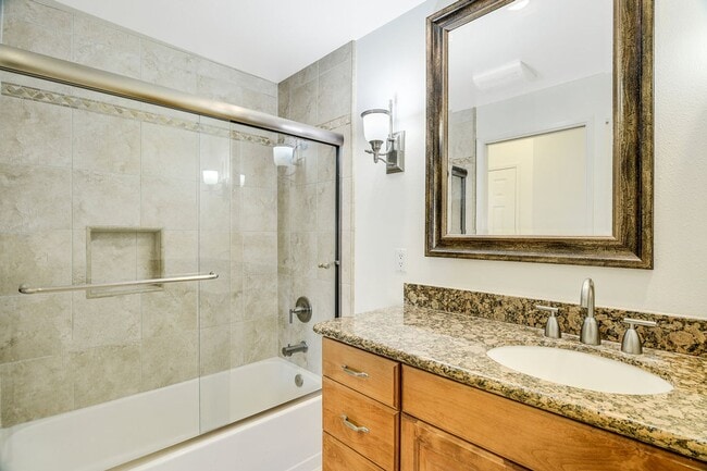 Building Photo - 2 bedroom 2 bathroom condo in Uptown District!