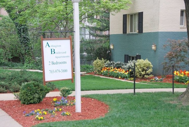 Building Photo - Arlington Boulevard Apartments