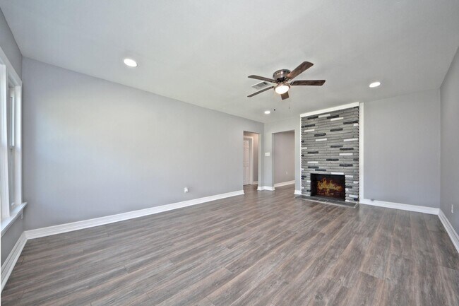 Building Photo - 3834 Rosedale St