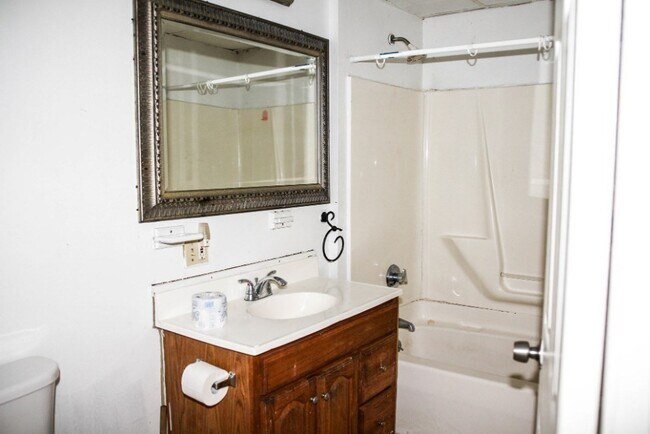 Building Photo - 180 Canterbury St