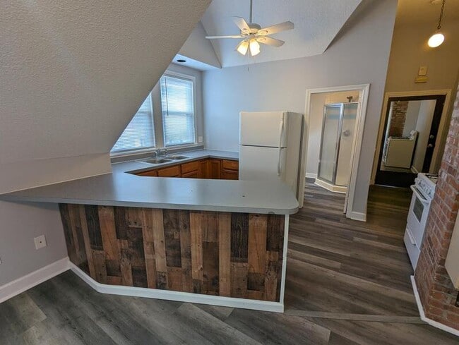 Building Photo - 359 Oak St