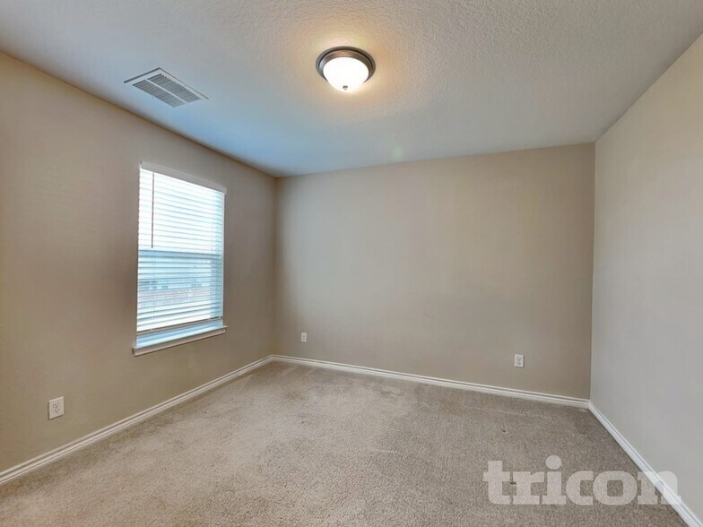 Building Photo - 601 Lost Pond