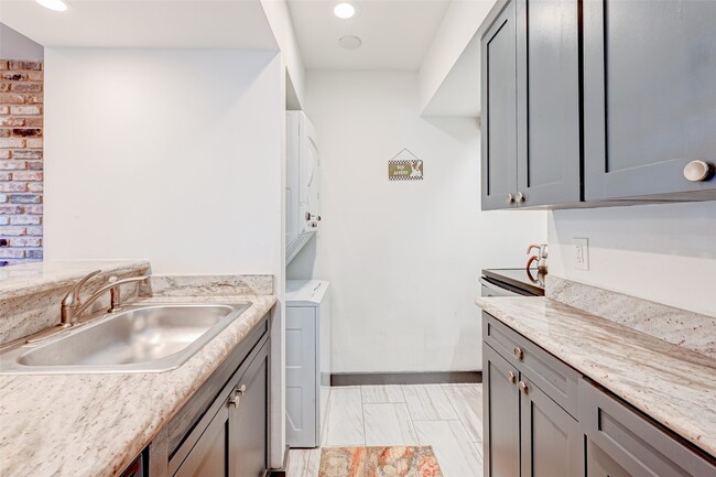 Building Photo - 5863 Inwood Dr