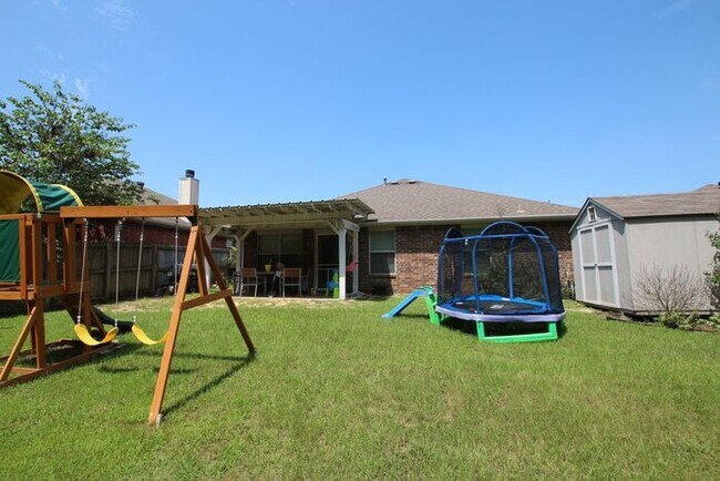 Building Photo - Tour Today! 4 bedroom 2 Bathroom in WHISD!