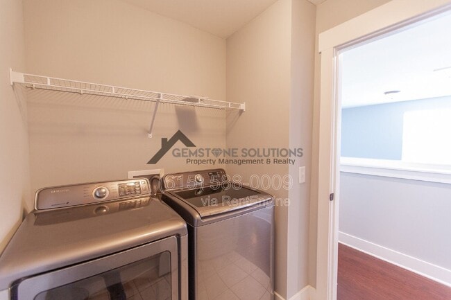 Building Photo - 1041 Honey Bush Cir