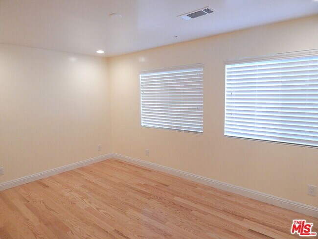 Building Photo - 2018 Hillcrest Dr