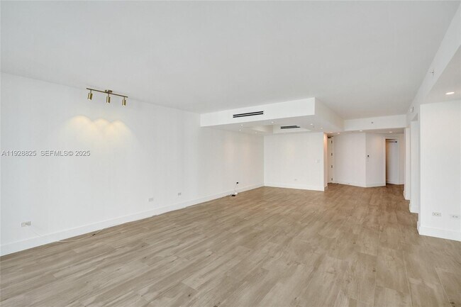 Building Photo - 848 Brickell Key Dr