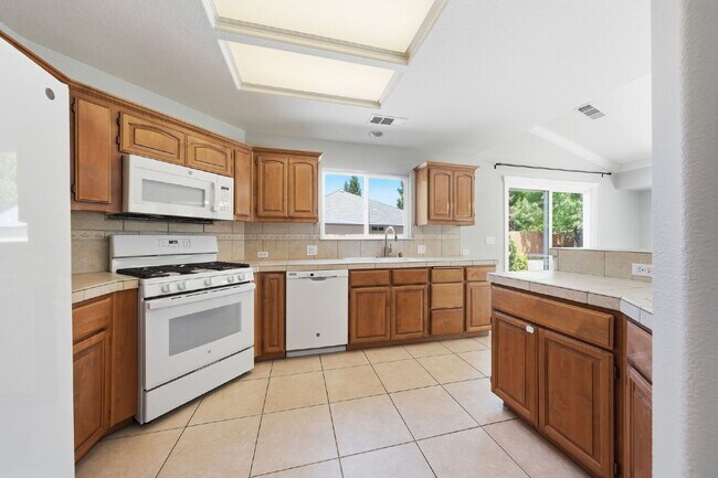 Building Photo - Very clean move in ready dog friendly