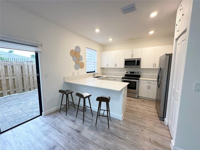 Building Photo - 949 NE 211th St