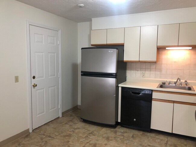 Building Photo - 385 Huse Rd