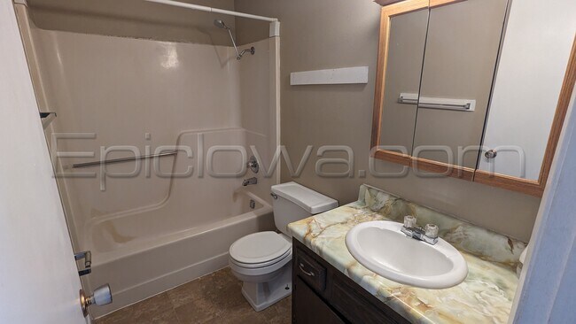 Building Photo - 1238 O Ave Pl NE