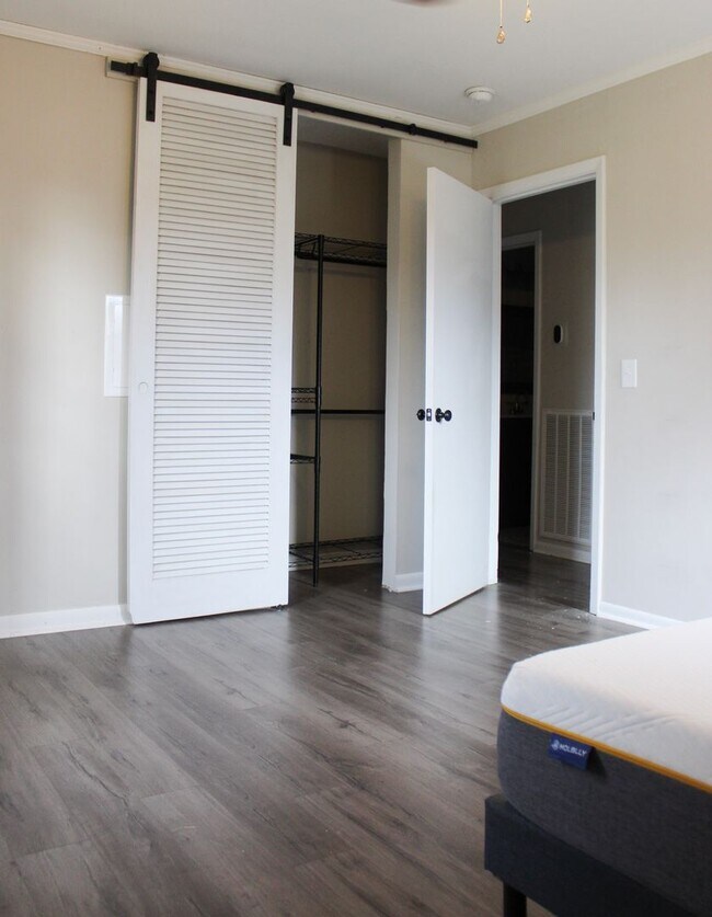 Building Photo - Bright and Spacious 3 Bedroom Furnished Rental