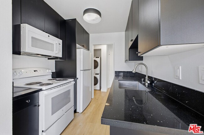 Building Photo - 1352 S Carmelina Ave