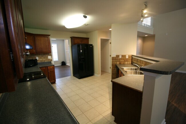 Building Photo - Willow Bend Home. 1st Floor Primary Bedroo...