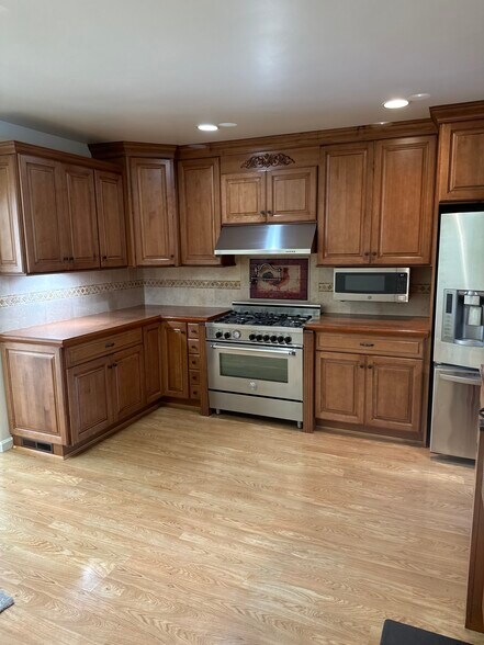 Kitchen/Range - 746 Newton St