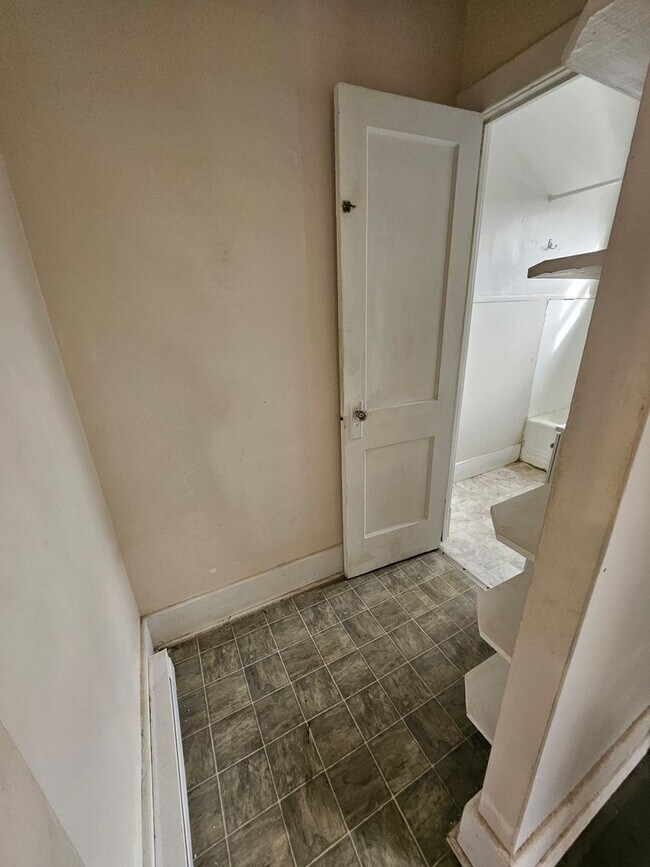 Building Photo - Lower one bedroom unit on east side