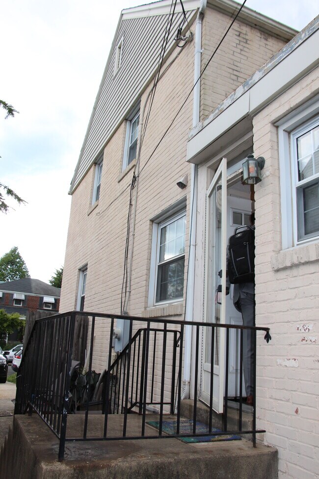 Building Photo - 633 N Nelson St