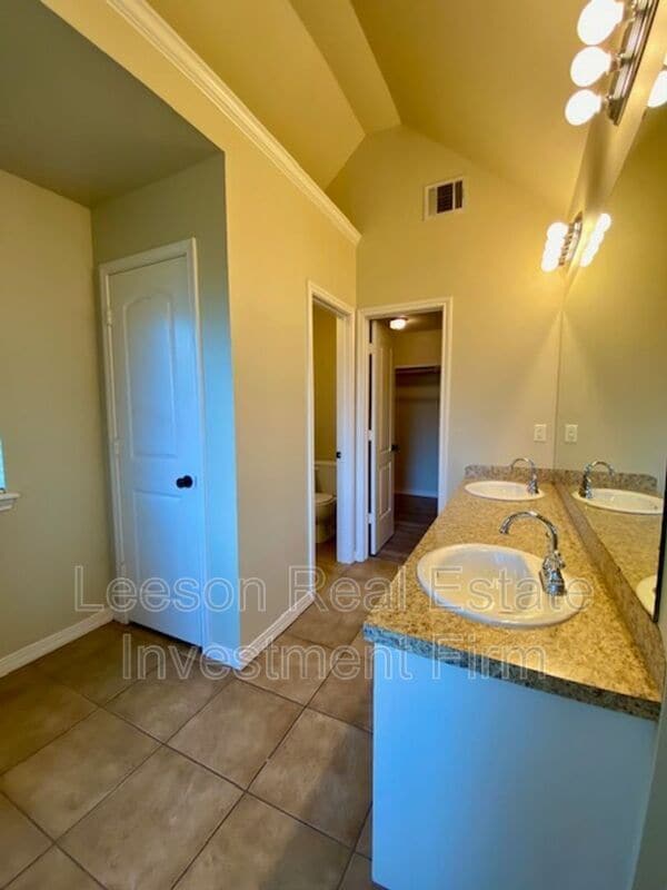 Building Photo - 123 Foxchase Dr