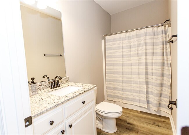 Guest Bathroom - 2931 Niccoline Way