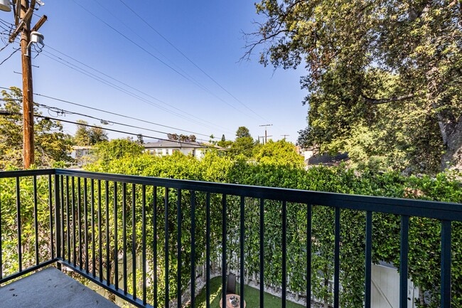 Building Photo - 4445 Auckland Ave