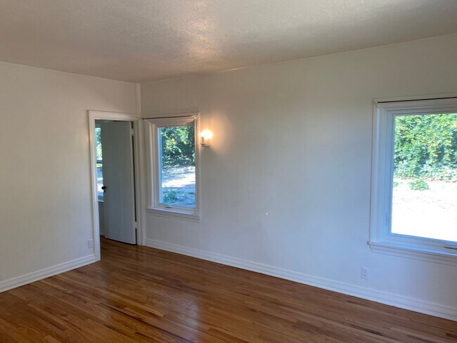 Building Photo - Beautiful 3 bedroom 2 bathroom in La Canada