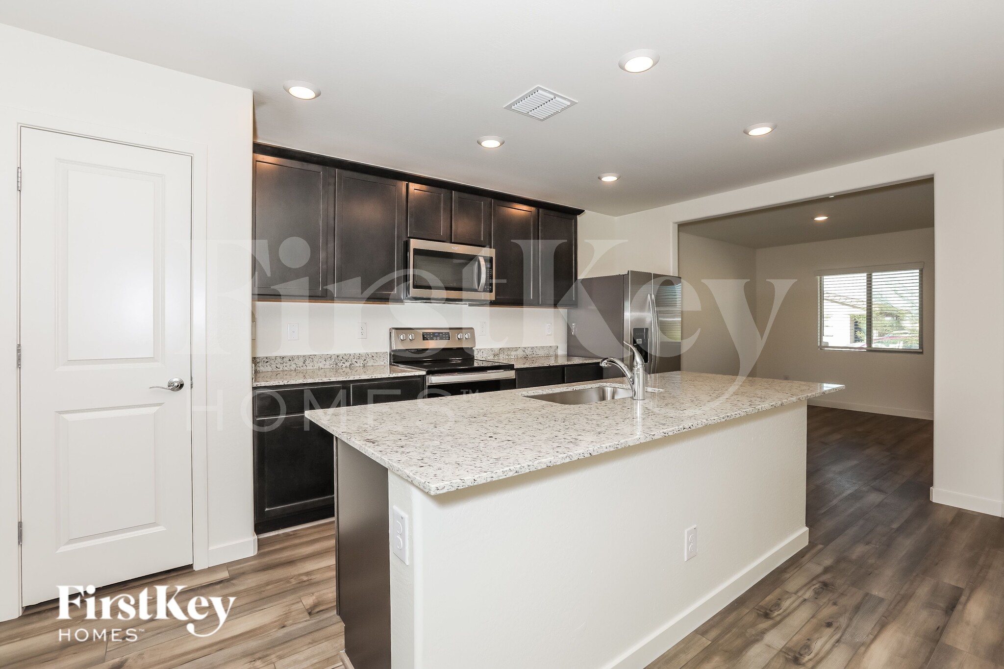 Building Photo - 967 W 20th St