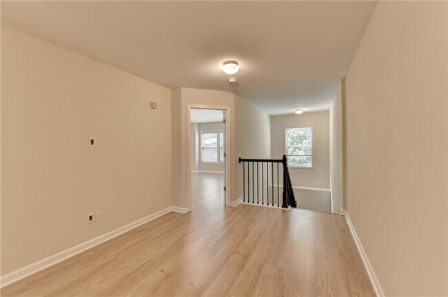 Building Photo - 2152 Greencrest Cir