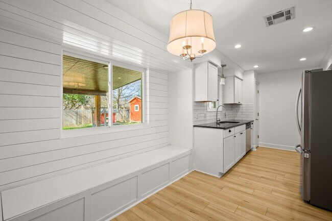 Building Photo - 1512 W Mesa Park Dr