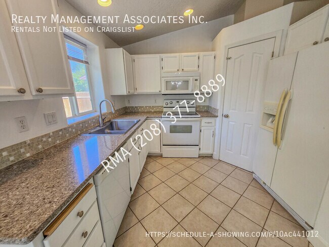 Building Photo - 2717 E Sandgate Ave
