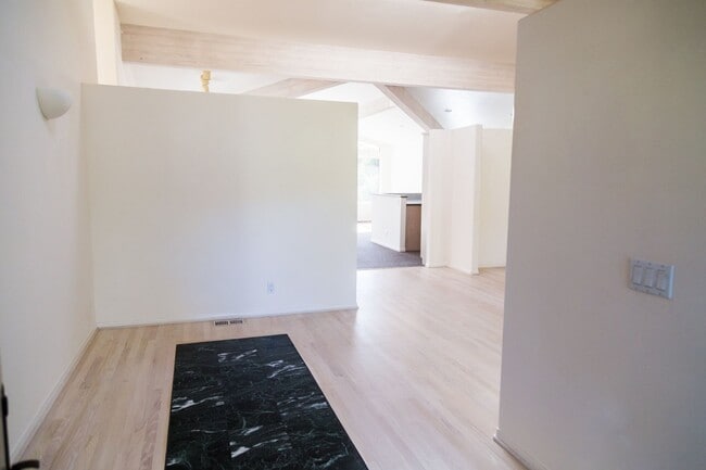 Building Photo - Well-Appointed Home in Desirable Mountain View School District