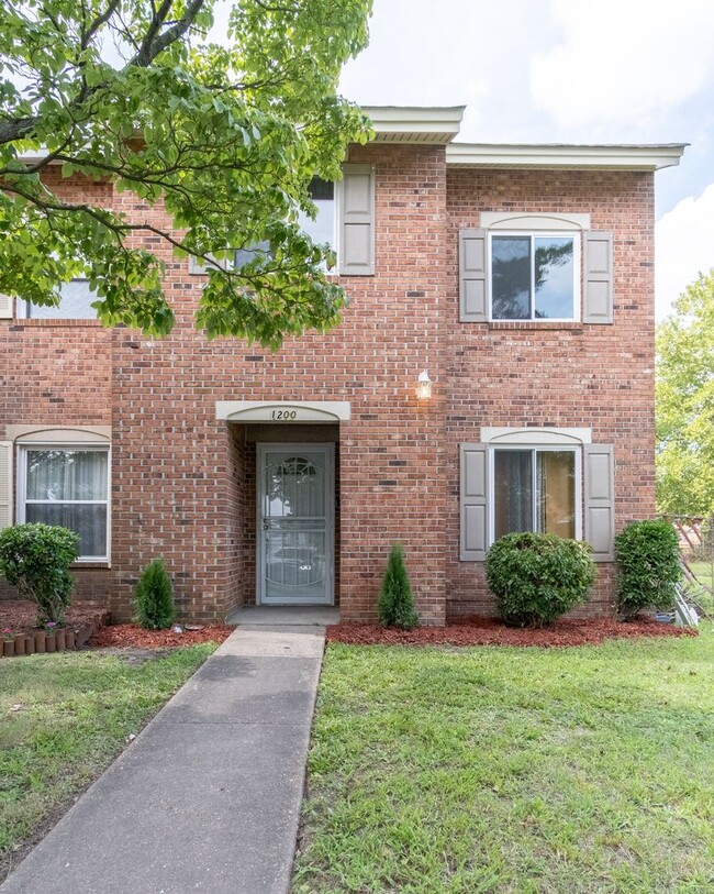 Building Photo - MOVE IN READY 3 Bedroom