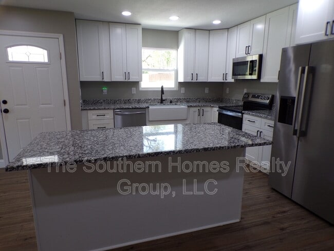 Building Photo - 533 Anton St