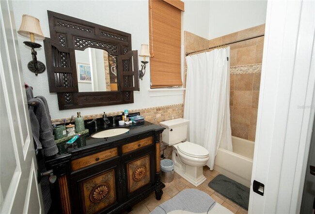 Building Photo - 719 Eastlawn Dr