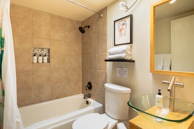 Building Photo - Family-Friendly Oasis in North Palm Springs