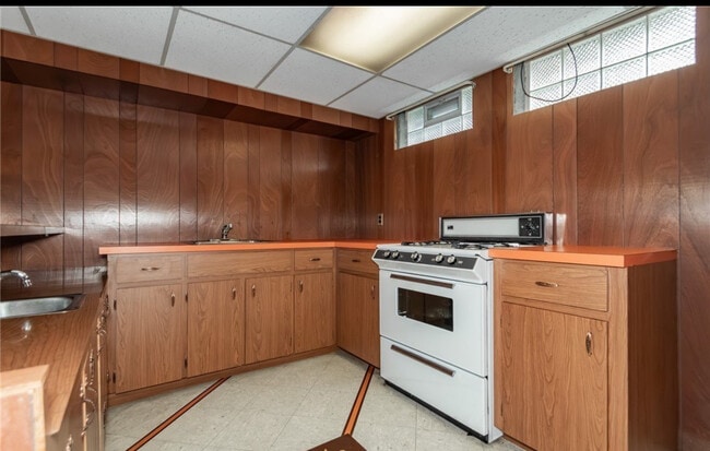 Building Photo - 418 E 274th St