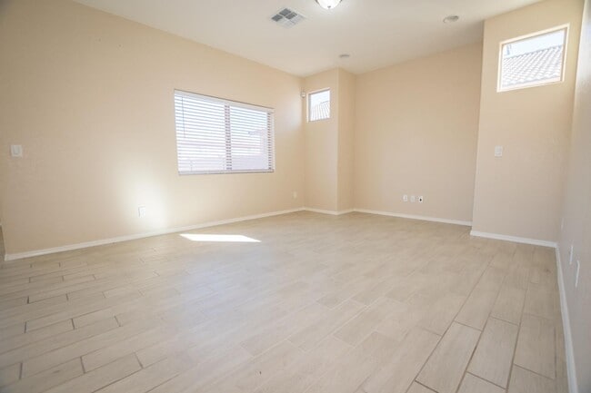 Building Photo - Stunning 2-Story Home in the Holiday Community!