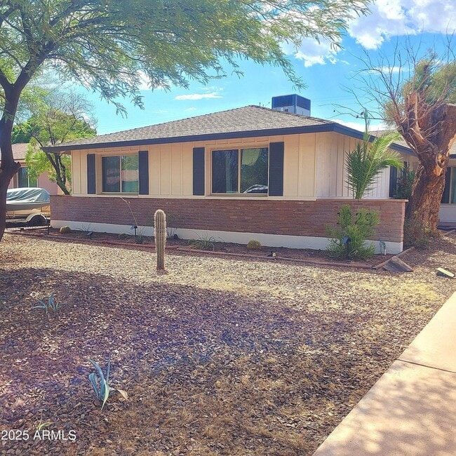 Building Photo - 1229 E Manhatton Dr