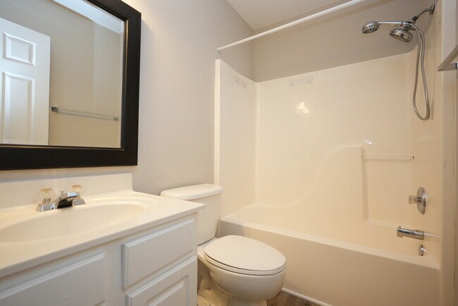 Building Photo - Charming 3-Bedroom, 3-Bathroom Townhome