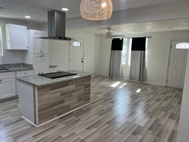 Building Photo - Recently reduced in price!! Welcome to thi...