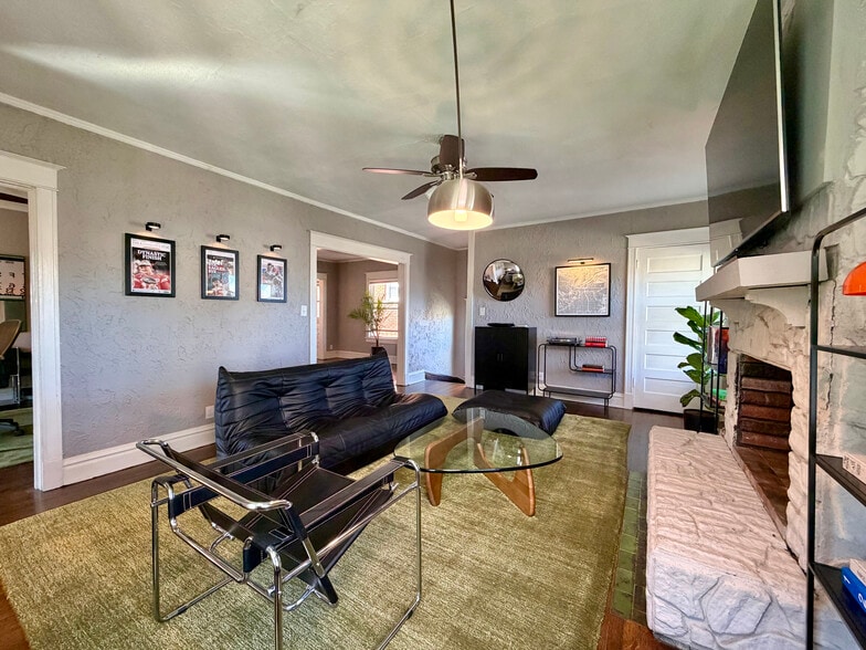 Building Photo - 3836 Wyandotte St