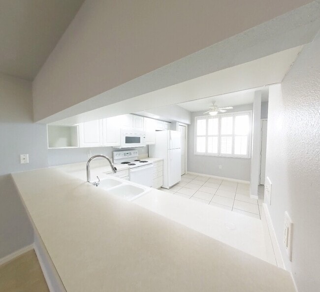 Building Photo - 1200 Country Club Dr