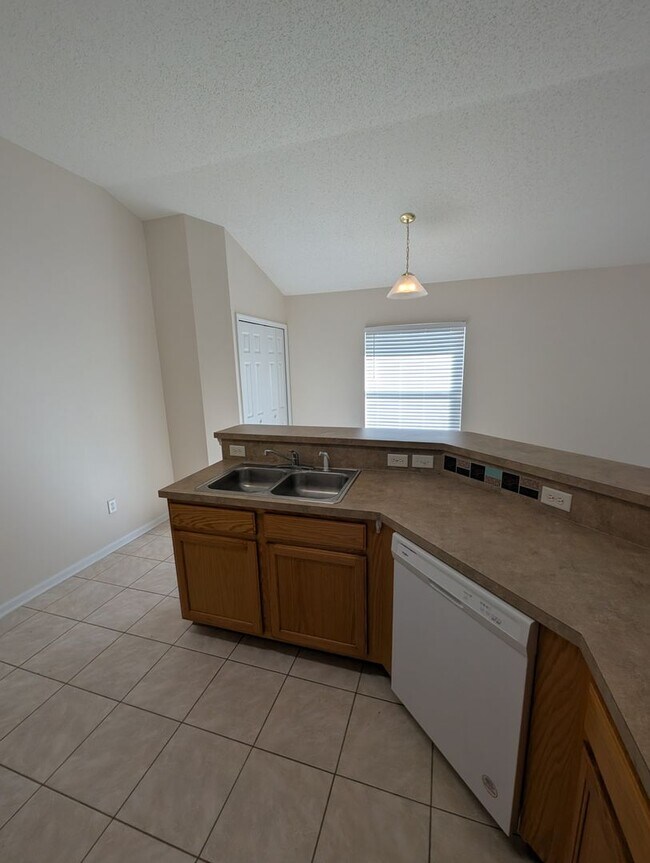 Building Photo - Great 4 Bedroom 2 Bath home in Heritage Park