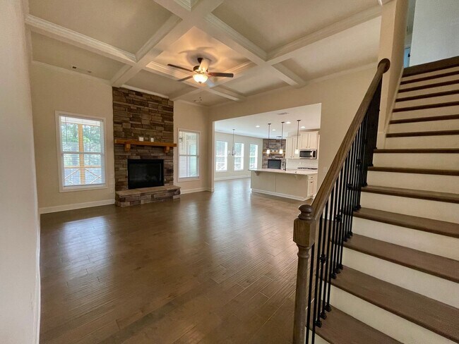 Building Photo - Gorgeous 5 bedroom 3.5 bath home in desira...