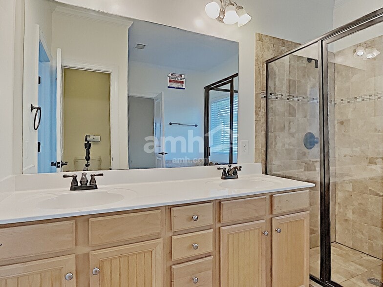 Building Photo - 263 Royal Cres Terrace