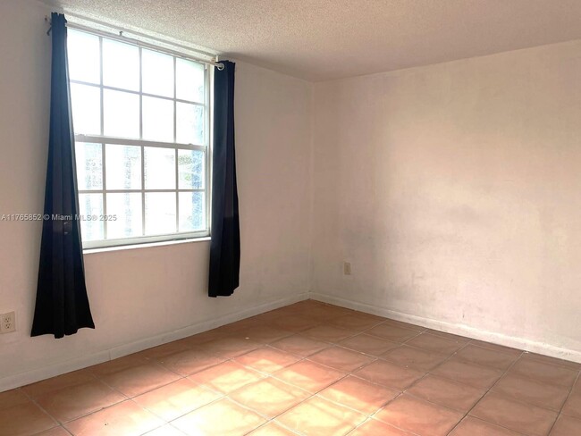 Building Photo - 10000 NW 80th Ct