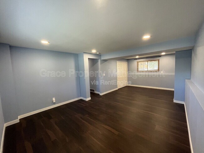 Building Photo - 3054 S Fraser St