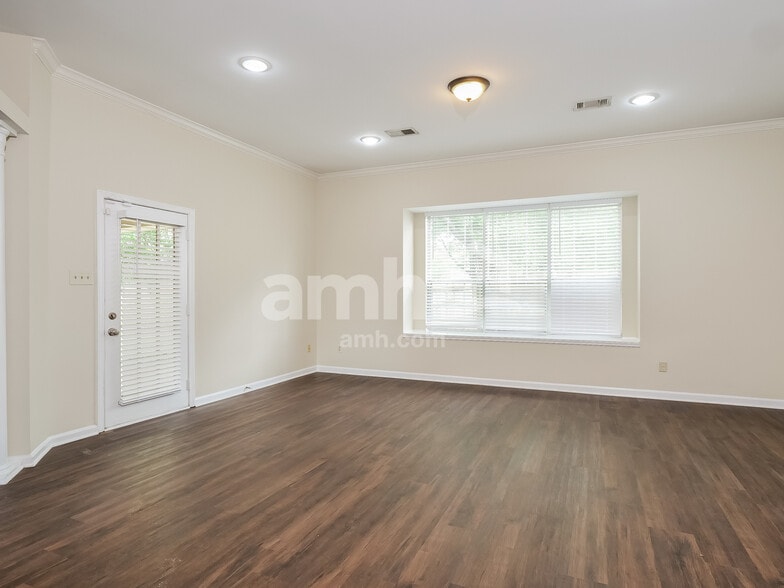 Building Photo - 6895 Clearpoint Dr