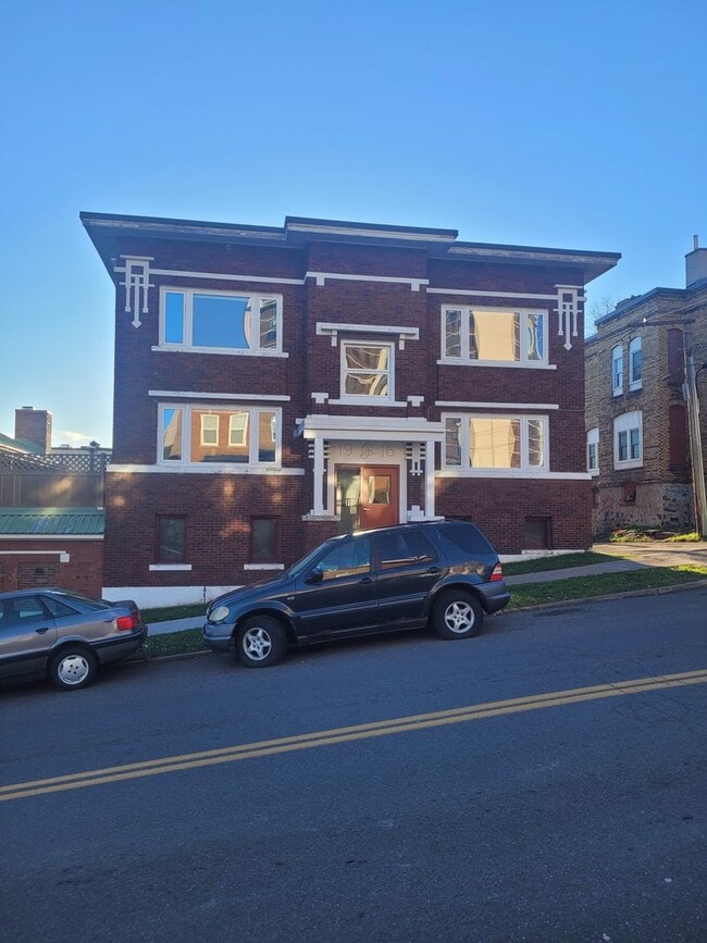 Building Photo - Available August 1st - 2 Bed 1 Bath, Bonus...
